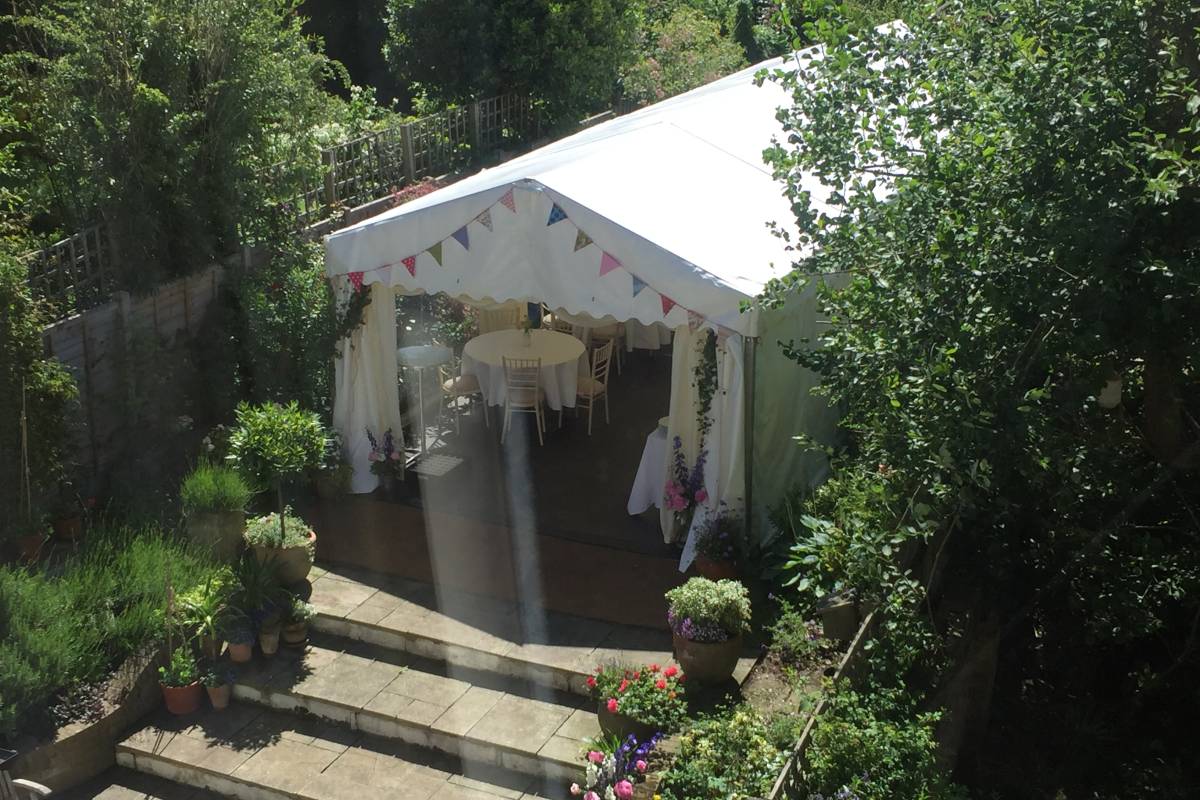 Frame marquee in narrow London garden