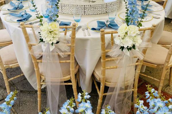 Chiavari chairs decorated with a bow