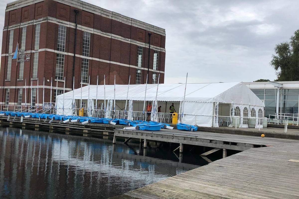 Frame structure alongside a boating lake
