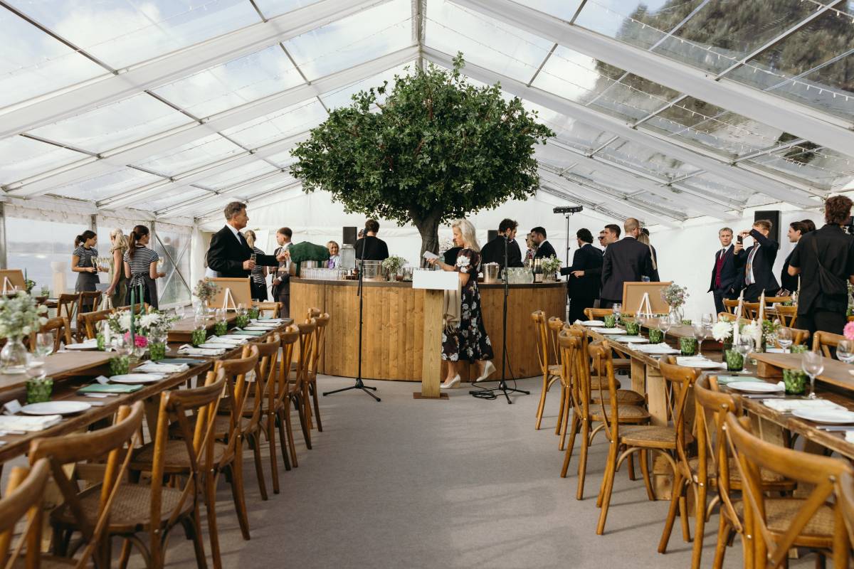 Circular bar as the centrepiece of a clear roof marquee