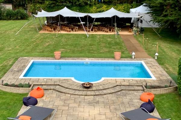 Symmetrical layout with stretch tent