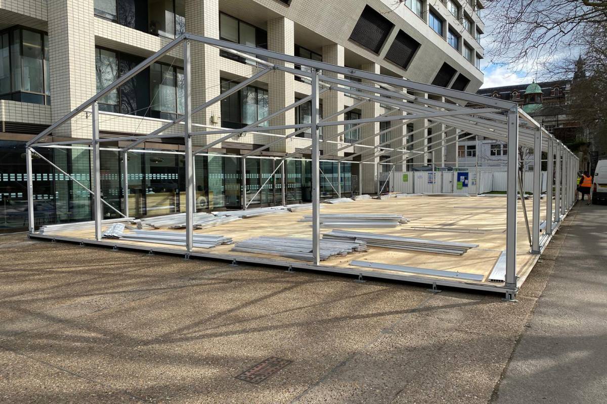 Aluminium frame and raised flooring of semi-permanent marquees